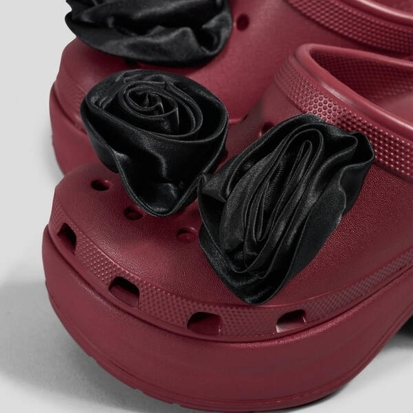 Stylish Women's Platform Clogs with Black Accents - Picture 5 of 5